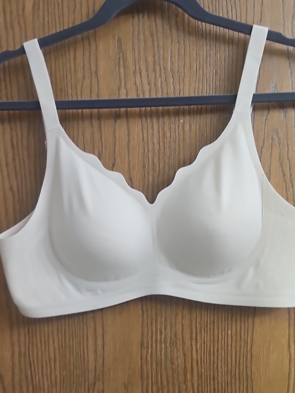 Seamless Scallop V-Neck Comfort Bra - Cream